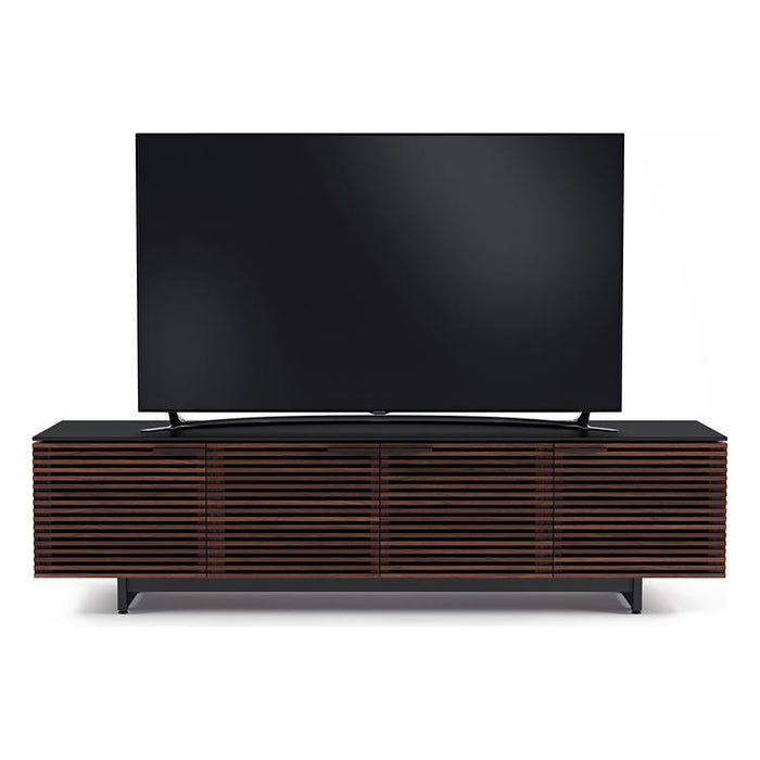 BDI BDICORR8173CHOC | Meuble multimédia - Portes à persiennes - Verre trempé - Bois massif - Noyer Teinté Chocolat-SONXPLUS.com