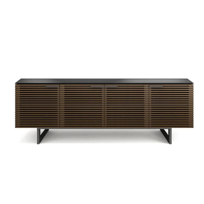 BDI BDICORR8179CHOCO | Meuble multimédia - Porte à persienne - Bois massif - Dessus en verre trempé - Noyer Teinté Chocolat-SONXPLUS.com