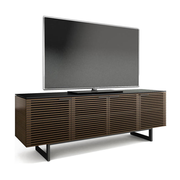 BDI BDICORR8179CHOCO | Meuble multimédia - Porte à persienne - Bois massif - Dessus en verre trempé - Noyer Teinté Chocolat-SONXPLUS.com