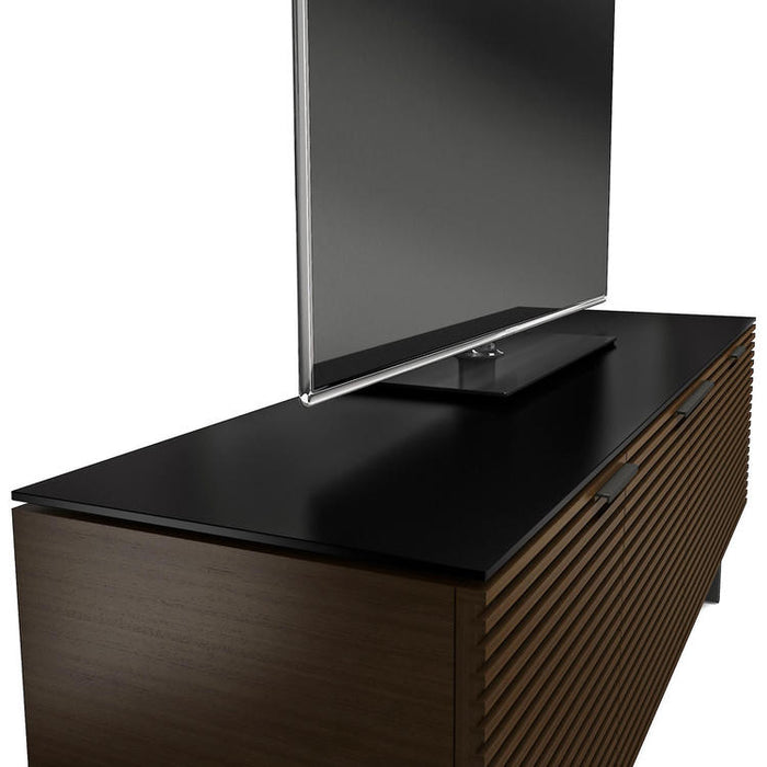 BDI BDICORR8179CHOCO | Meuble multimédia - Porte à persienne - Bois massif - Dessus en verre trempé - Noyer Teinté Chocolat-SONXPLUS.com