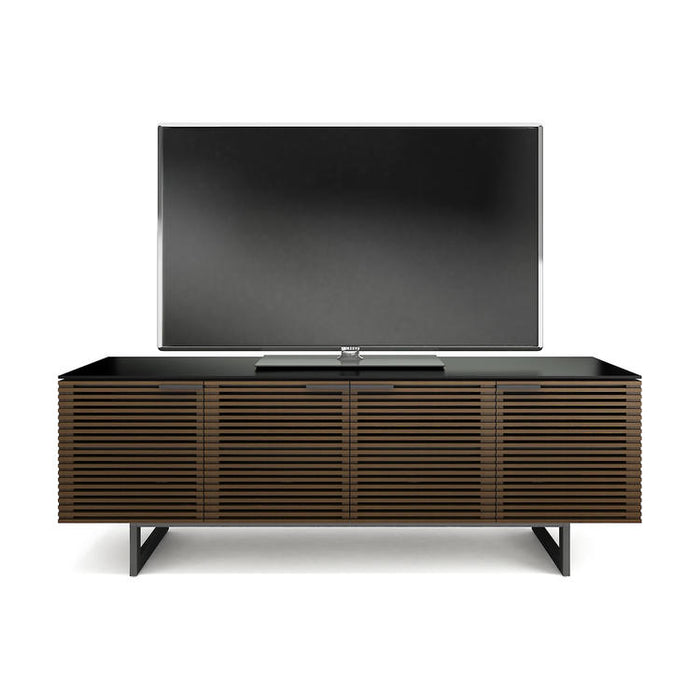 BDI BDICORR8179CHOCO | Meuble multimédia - Porte à persienne - Bois massif - Dessus en verre trempé - Noyer Teinté Chocolat-SONXPLUS.com